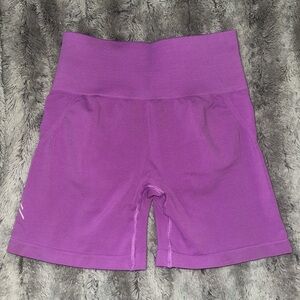 LIKE NEW women’s small orchid purple ‘Oneractive’ seamless shorts